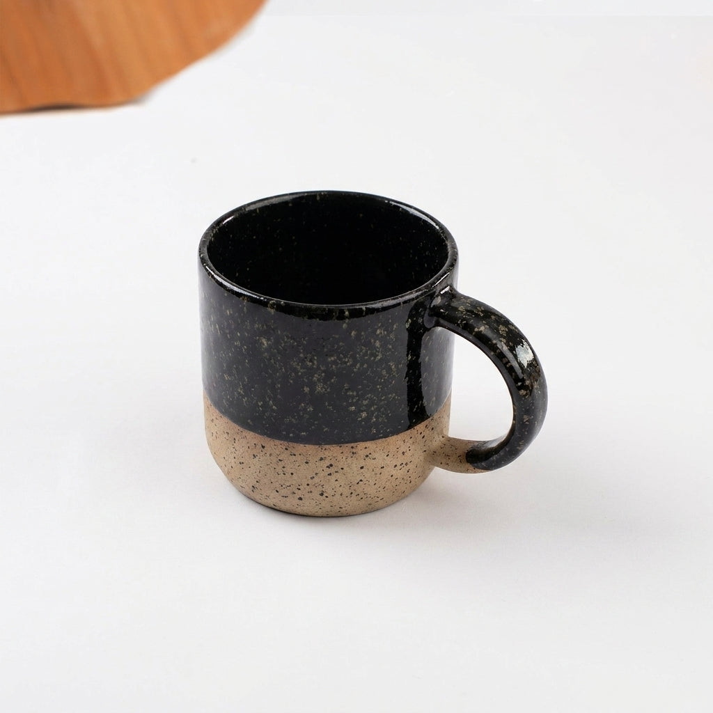 Caneca Alça Arco em cerâmica artesanal — argila Flocos, esmalte Preto Ébano