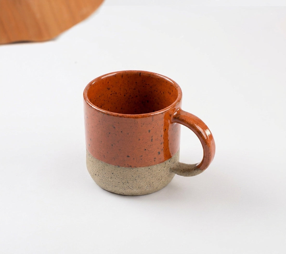 Caneca Alça Arco em cerâmica artesanal — argila Flocos, esmalte Sol de Terracota