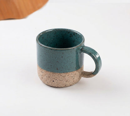 Caneca Alça Arco em cerâmica artesanal — argila Flocos, esmalte Verde Exército
