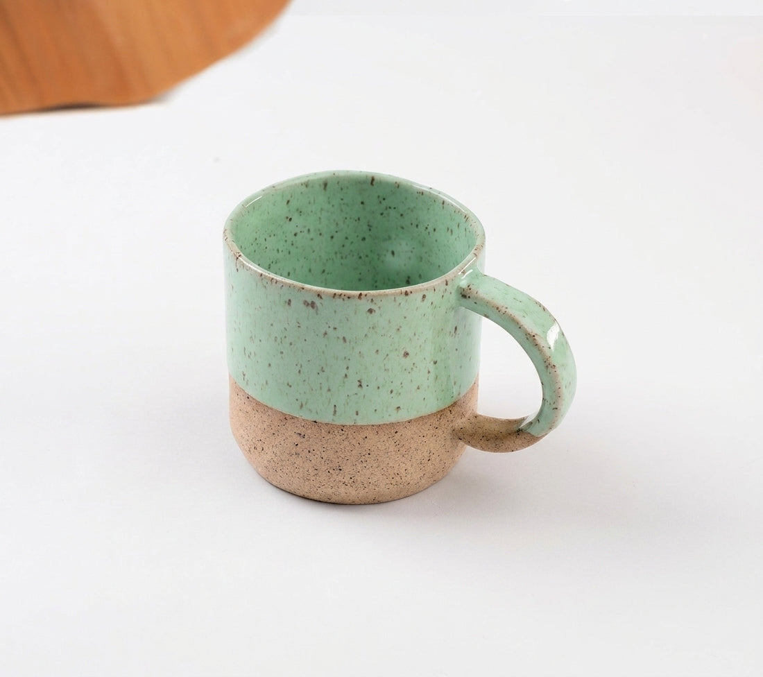 Caneca Alça Arco em cerâmica artesanal — argila Flocos, esmalte Verde Menta