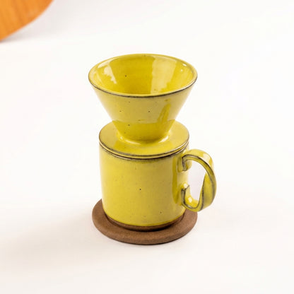 Caneca Alça Torcida com porta filtro e base em cerâmica artesanal — argila Cappuccino, esmalte Amarelo Intenso