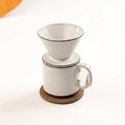 Caneca Alça Torcida com porta filtro e base em cerâmica artesanal — argila Cappuccino, esmalte Branco AMME
