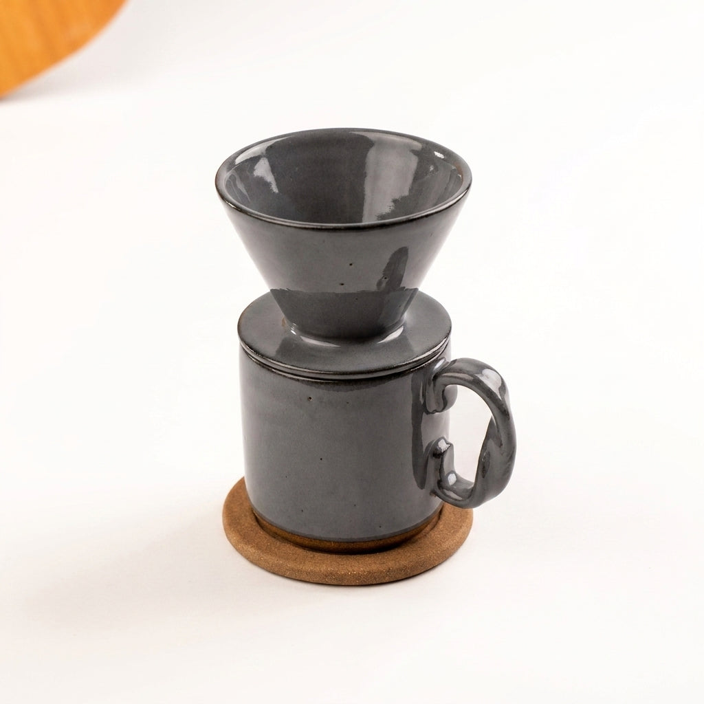 Caneca Alça Torcida com porta filtro e base em cerâmica artesanal — argila Cappuccino, esmalte Grafite