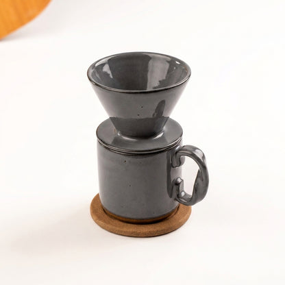 Caneca Alça Torcida com porta filtro e base em cerâmica artesanal — argila Cappuccino, esmalte Grafite