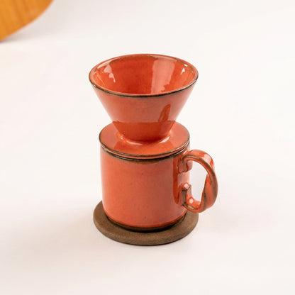 Caneca Alça Torcida com porta filtro e base em cerâmica artesanal — argila Cappuccino, esmalte Laranja Intenso