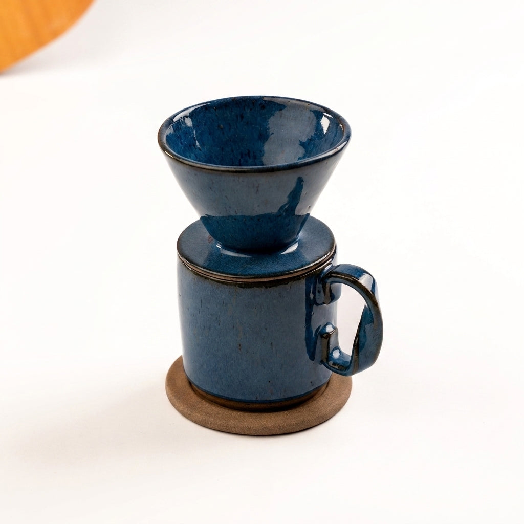 Caneca Alça Torcida com porta filtro e base em cerâmica artesanal — argila Cappuccino, esmalte Lazuli