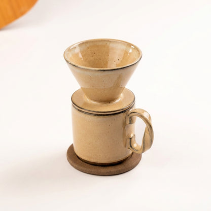 Caneca Alça Torcida com porta filtro e base em cerâmica artesanal — argila Cappuccino, esmalte Pedra Sabão