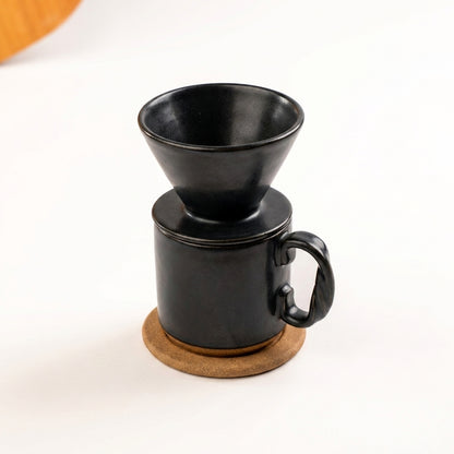 Caneca Alça Torcida com porta filtro e base em cerâmica artesanal — argila Cappuccino, esmalte Preto Acetinado