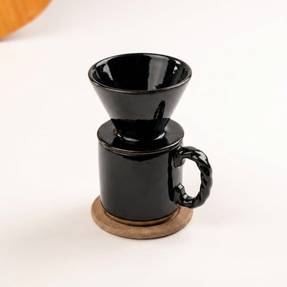 Caneca Alça Torcida com porta filtro e base em cerâmica artesanal — argila Cappuccino, esmalte Preto Ébano
