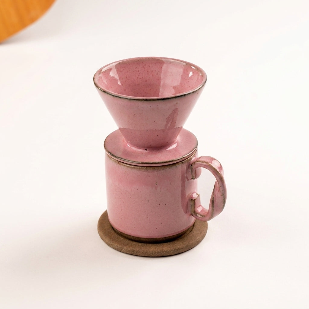 Caneca Alça Torcida com porta filtro e base em cerâmica artesanal — argila Cappuccino, esmalte Rosa Barbie