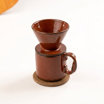 Caneca Alça Torcida com porta filtro e base em cerâmica artesanal — argila Cappuccino, esmalte Sol de Terracota