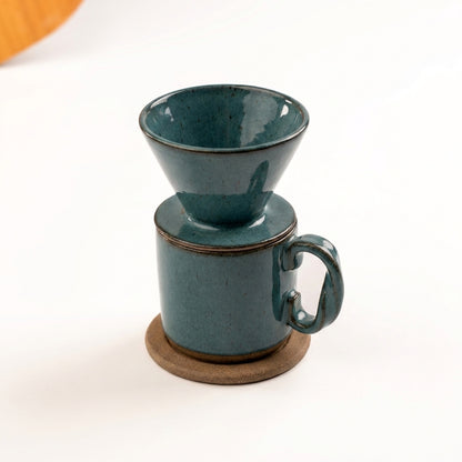 Caneca Alça Torcida com porta filtro e base em cerâmica artesanal — argila Cappuccino, esmalte Verde Exército