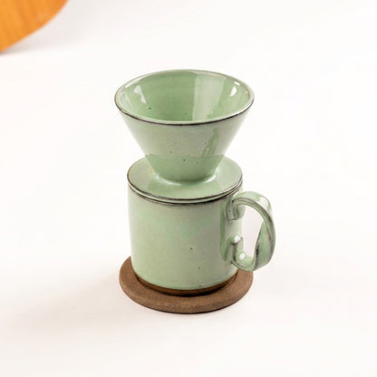 Caneca Alça Torcida com porta filtro e base em cerâmica artesanal — argila Cappuccino, esmalte Verde Menta