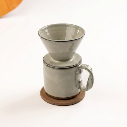 Caneca Alça Torcida com porta filtro e base em cerâmica artesanal — argila Cappuccino, esmalte Verde Pompeia