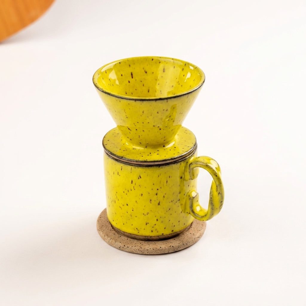 Caneca Alça Torcida com porta filtro e base em cerâmica artesanal — argila Flocos, esmalte Amarelo Intenso