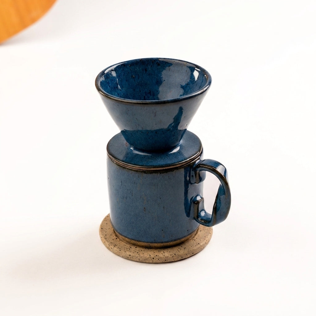 Caneca Alça Torcida com porta filtro e base em cerâmica artesanal — argila Flocos, esmalte Azul Safira