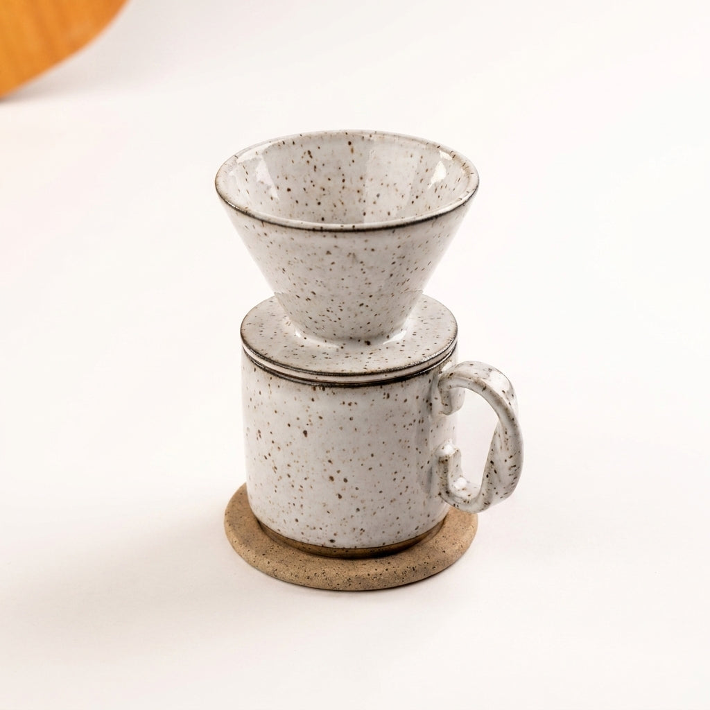 Caneca Alça Torcida com porta filtro e base em cerâmica artesanal — argila Flocos, esmalte Branco AMME