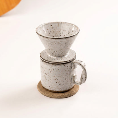 Caneca Alça Torcida com porta filtro e base em cerâmica artesanal — argila Flocos, esmalte Branco AMME