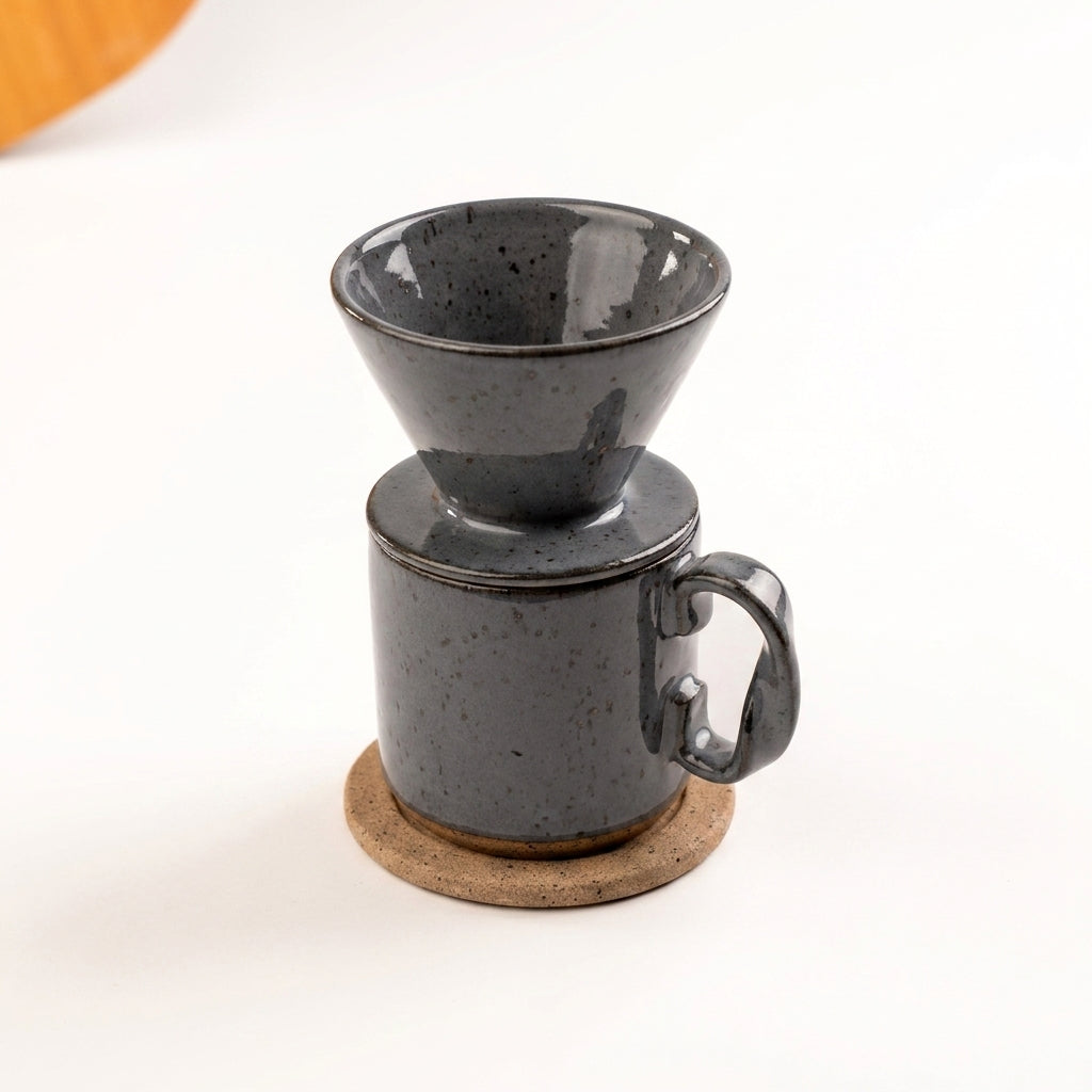 Caneca Alça Torcida com porta filtro e base em cerâmica artesanal — argila Flocos, esmalte Grafite