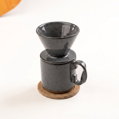 Caneca Alça Torcida com porta filtro e base em cerâmica artesanal — argila Flocos, esmalte Grafite