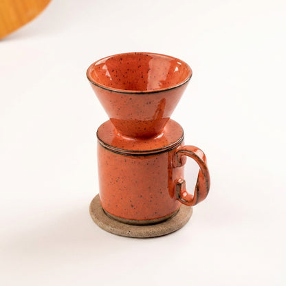 Caneca Alça Torcida com porta filtro e base em cerâmica artesanal — argila Flocos, esmalte Laranja Intenso