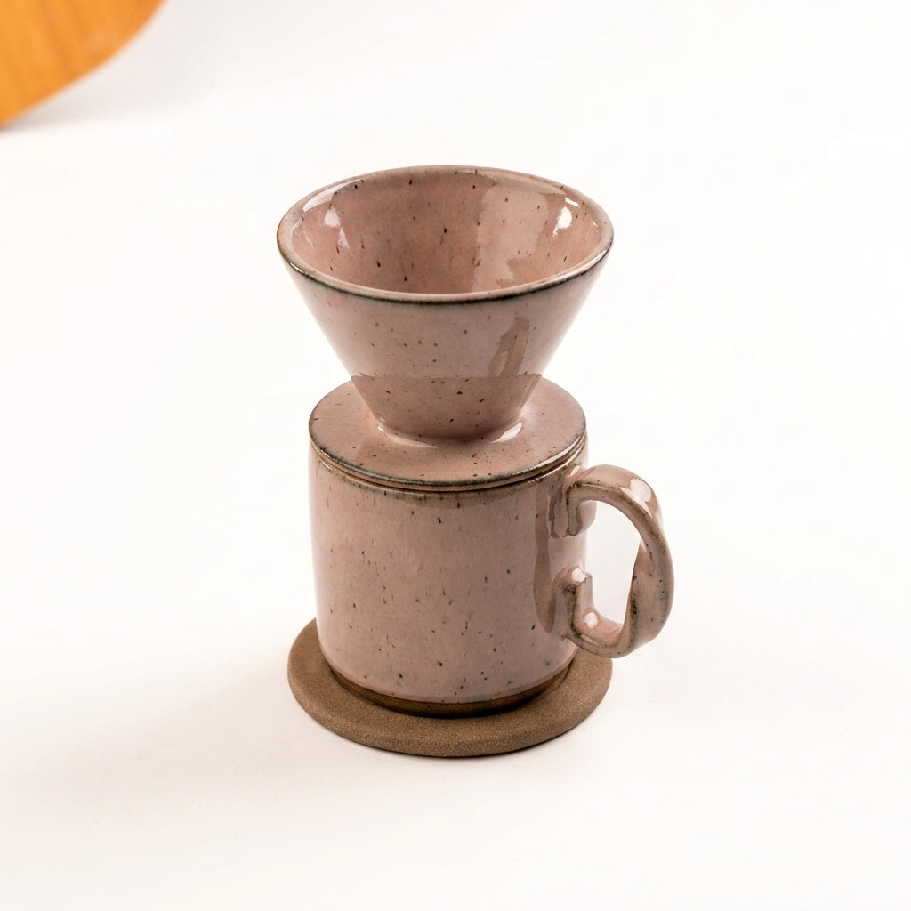 Caneca Alça Torcida com porta filtro e base em cerâmica artesanal — argila Flocos, esmalte Nude