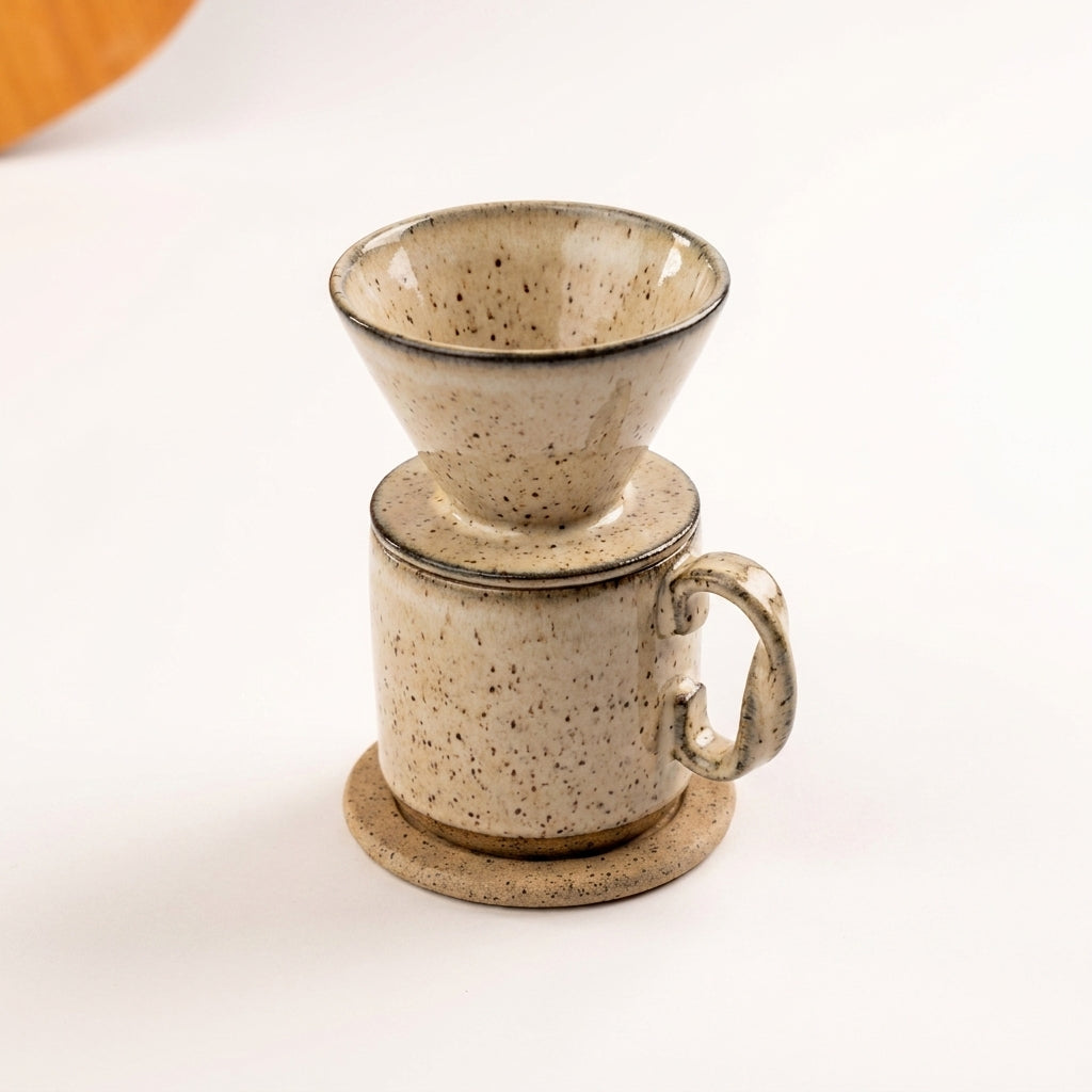 Caneca Alça Torcida com porta filtro e base em cerâmica artesanal — argila Flocos, esmalte Pedra Sabão