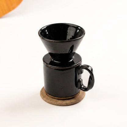 Caneca Alça Torcida com porta filtro e base em cerâmica artesanal — argila Flocos, esmalte Preto Ébano