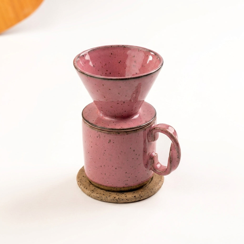 Caneca Alça Torcida com porta filtro e base em cerâmica artesanal — argila Flocos, esmalte Rosa Barbie