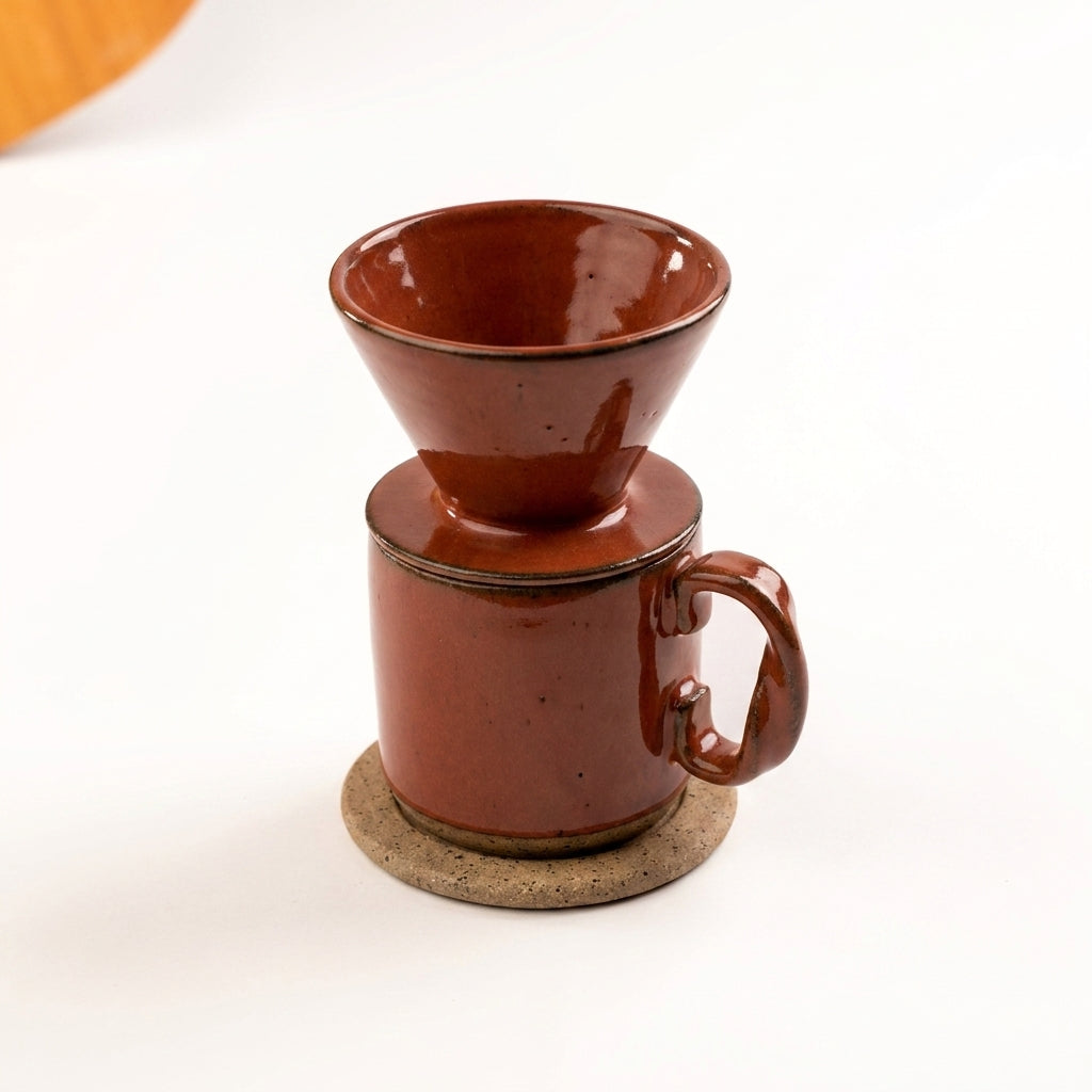 Caneca Alça Torcida com porta filtro e base em cerâmica artesanal — argila Flocos, esmalte Sol de Terracota