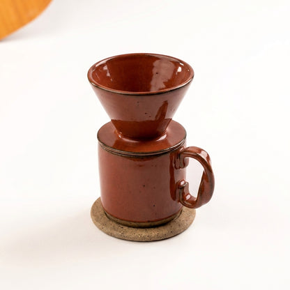 Caneca Alça Torcida com porta filtro e base em cerâmica artesanal — argila Flocos, esmalte Sol de Terracota