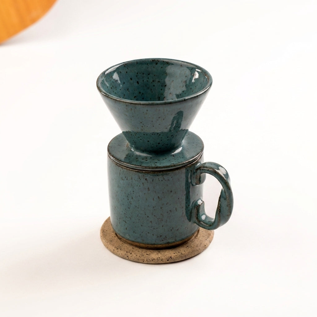 Caneca Alça Torcida com porta filtro e base em cerâmica artesanal — argila Flocos, esmalte Verde Exército