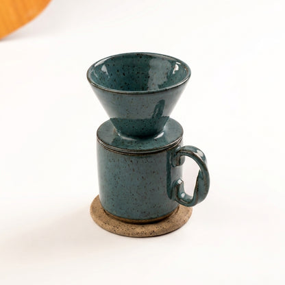Caneca Alça Torcida com porta filtro e base em cerâmica artesanal — argila Flocos, esmalte Verde Exército