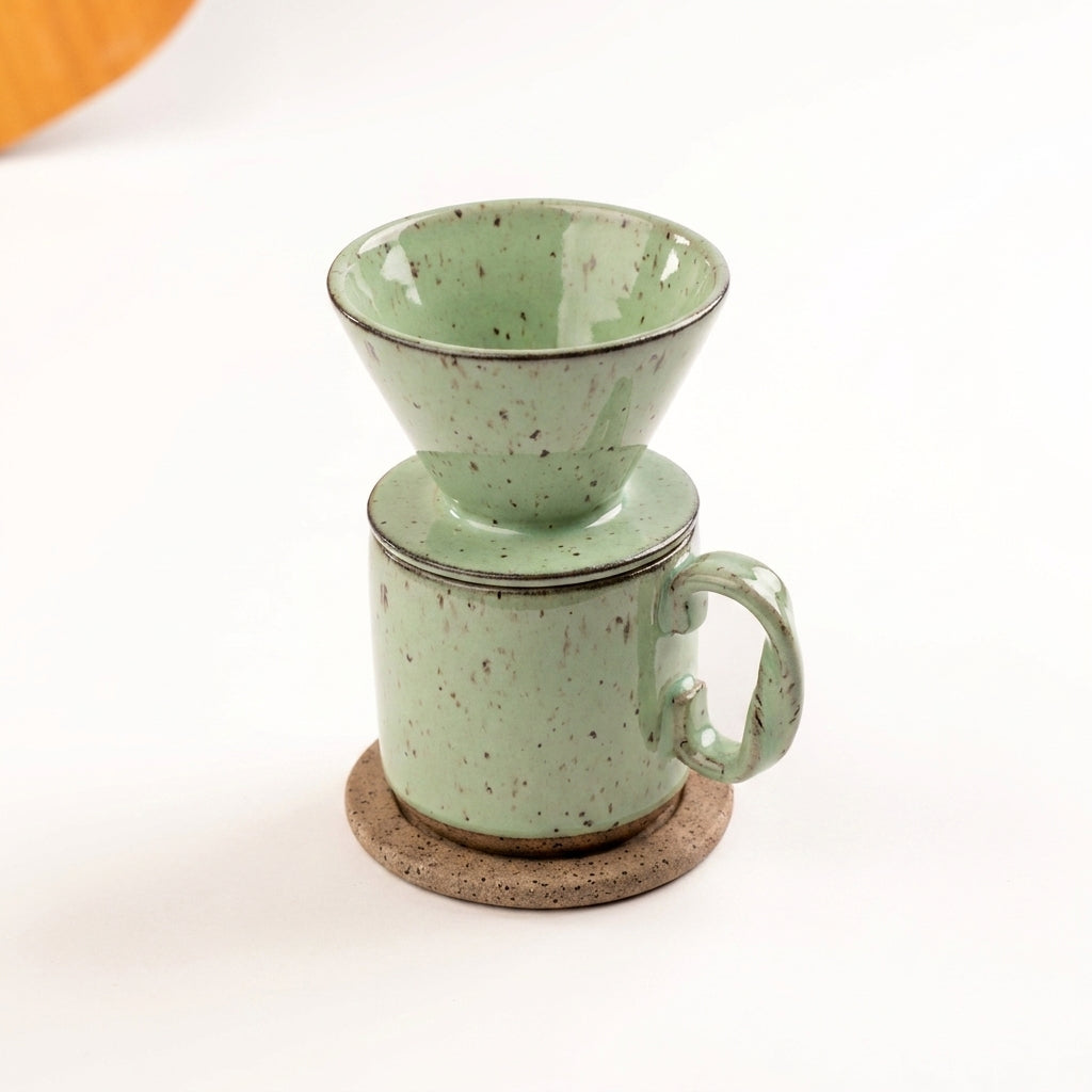 Caneca Alça Torcida com porta filtro e base em cerâmica artesanal — argila Flocos, esmalte Verde Menta