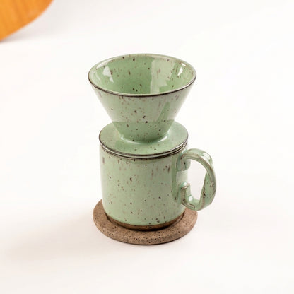 Caneca Alça Torcida com porta filtro e base em cerâmica artesanal — argila Flocos, esmalte Verde Menta