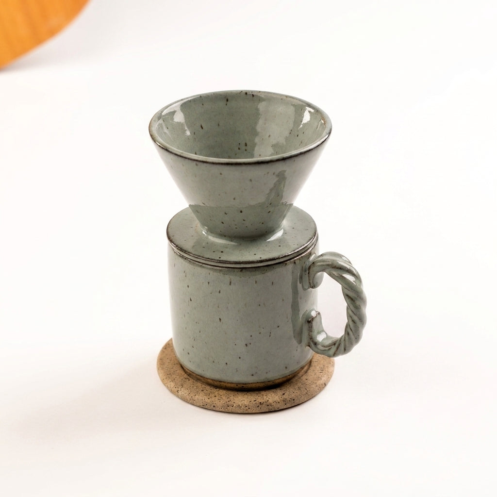 Caneca Alça Torcida com porta filtro e base em cerâmica artesanal — argila Flocos, esmalte Verde Pompeia