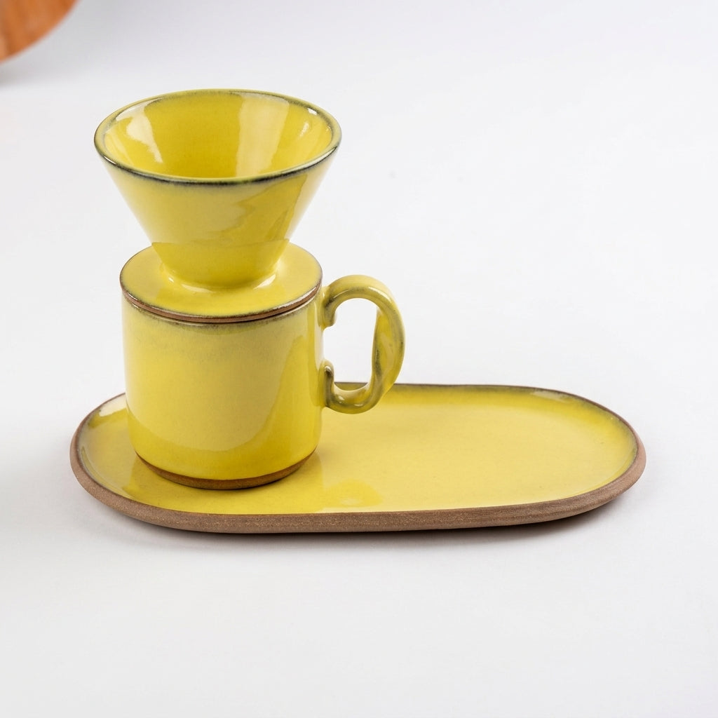 Caneca Alça Torcida com porta filtro e pires alongado orgânico em cerâmica artesanal — argila Cappuccino, esmalte Amarelo Intenso