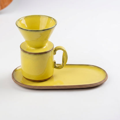 Caneca Alça Torcida com porta filtro e pires alongado orgânico em cerâmica artesanal — argila Cappuccino, esmalte Amarelo Intenso