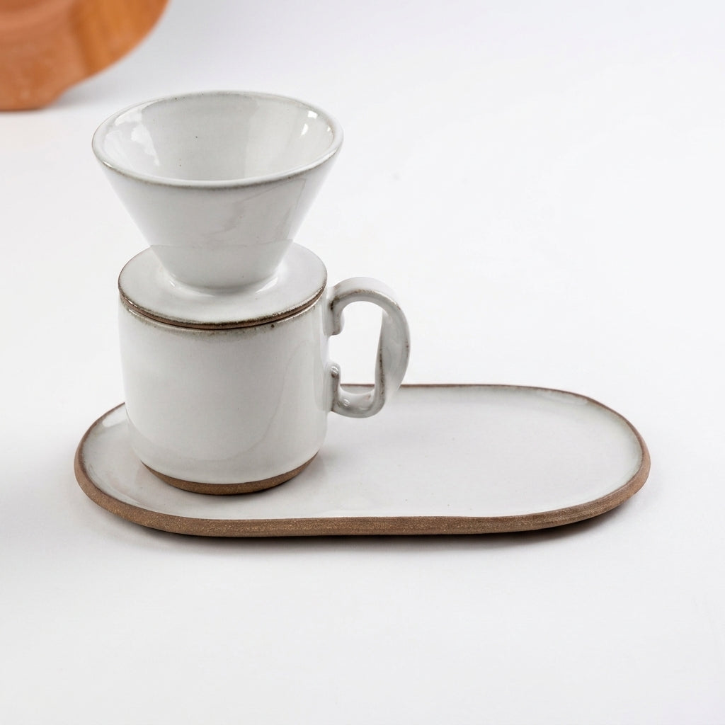 Caneca Alça Torcida com porta filtro e pires alongado orgânico em cerâmica artesanal — argila Cappuccino, esmalte Branco AMME
