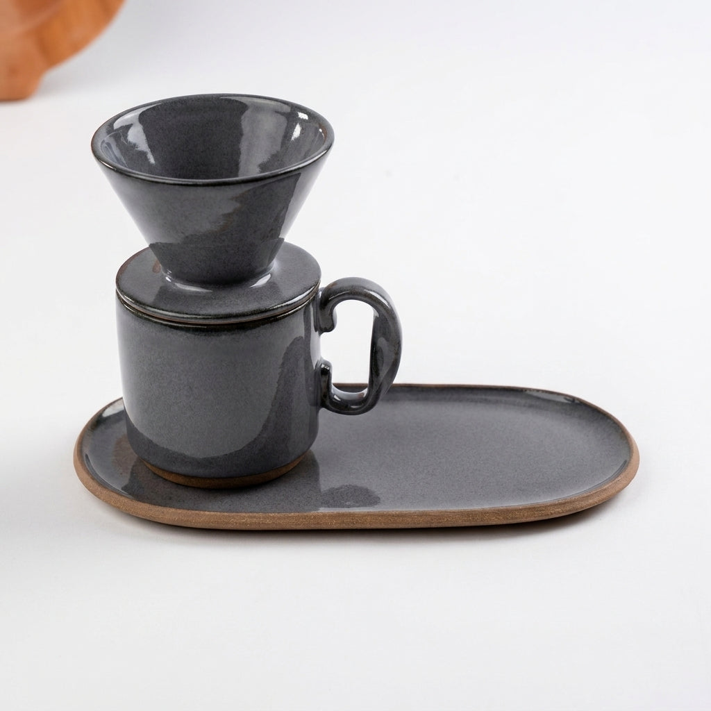 Caneca Alça Torcida com porta filtro e pires alongado orgânico em cerâmica artesanal — argila Cappuccino, esmalte Grafite