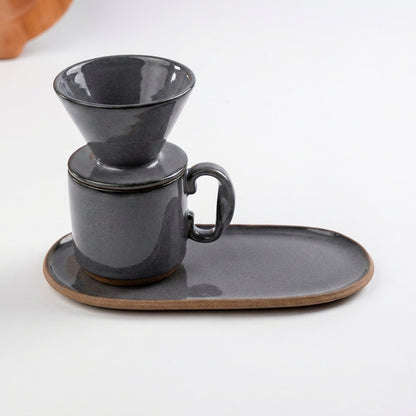 Caneca Alça Torcida com porta filtro e pires alongado orgânico em cerâmica artesanal — argila Cappuccino, esmalte Grafite