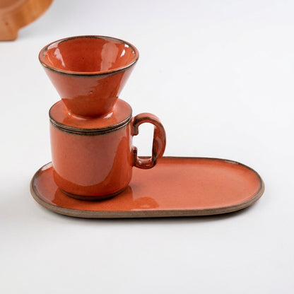 Caneca Alça Torcida com porta filtro e pires alongado orgânico em cerâmica artesanal — argila Cappuccino, esmalte Laranja Intenso