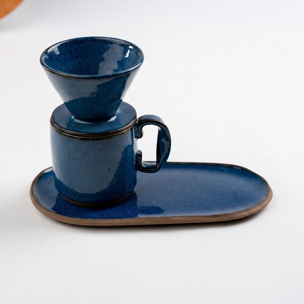Caneca Alça Torcida com porta filtro e pires alongado orgânico em cerâmica artesanal — argila Cappuccino, esmalte Lazuli