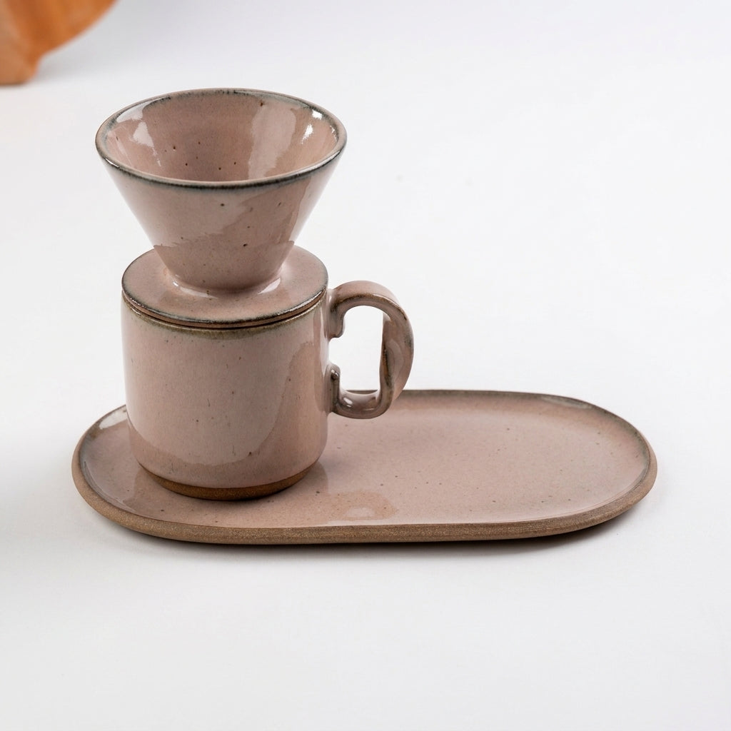 Caneca Alça Torcida com porta filtro e pires alongado orgânico em cerâmica artesanal — argila Cappuccino, esmalte Nude