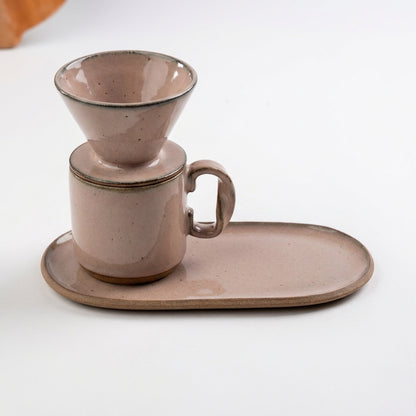 Caneca Alça Torcida com porta filtro e pires alongado orgânico em cerâmica artesanal — argila Cappuccino, esmalte Nude