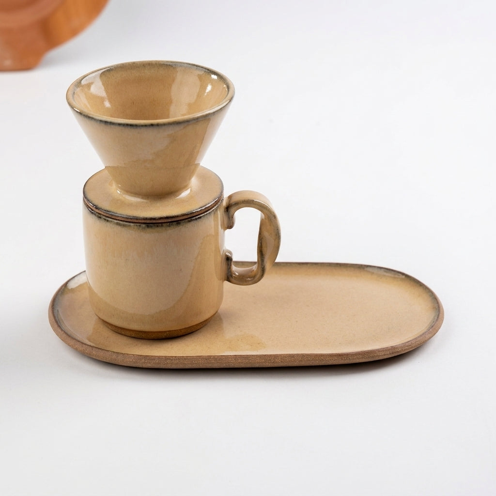Caneca Alça Torcida com porta filtro e pires alongado orgânico em cerâmica artesanal — argila Cappuccino, esmalte Pedra Sabão