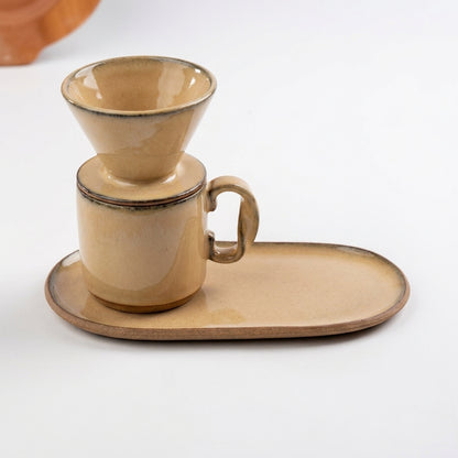 Caneca Alça Torcida com porta filtro e pires alongado orgânico em cerâmica artesanal — argila Cappuccino, esmalte Pedra Sabão