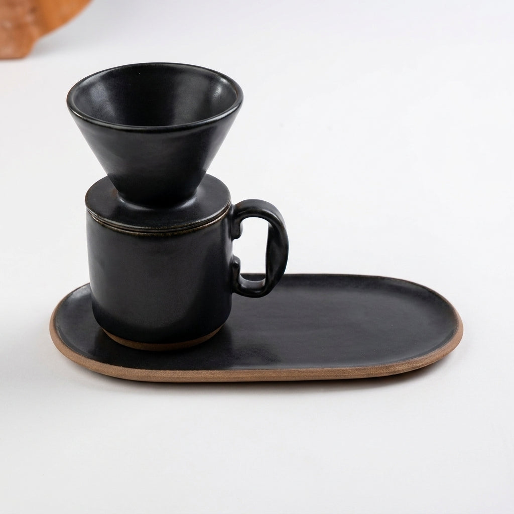 Caneca Alça Torcida com porta filtro e pires alongado orgânico em cerâmica artesanal — argila Cappuccino, esmalte Preto Acetinado