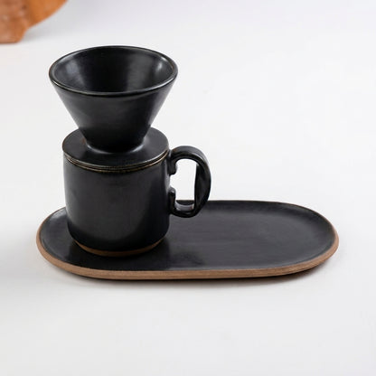Caneca Alça Torcida com porta filtro e pires alongado orgânico em cerâmica artesanal — argila Cappuccino, esmalte Preto Acetinado