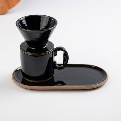 Caneca Alça Torcida com porta filtro e pires alongado orgânico em cerâmica artesanal — argila Cappuccino, esmalte Preto Ébano